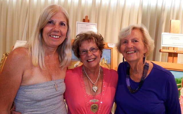 Vlnr is Julia Barlow, Raadsdame Nicolette Botha-Guthrie Overstrandse Uitvoerende Burgemeester, en Olga Swanepoel tydens die opening van Kwaskenades se Ubuntu-kunsuitstalling